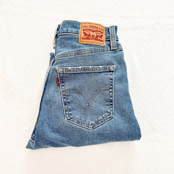 Levi's High Waisted Mom Jean Ripped Throughout Denim Size 26 - Picture 1 of 9